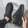 Nuevos Zapatos Negros Puros para Hombre 2026 Primavera Versátiles Suela Gruesa Aumentadores de Altura Casual Zapatos de Tabla Adolescente Trabajo Deportes Zapatos de Moda