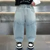 Calça Jeans Reta de Outono para Meninos 2026 Nova Estilosa Calça Versátil de Primavera e Outono para Crianças Moda Bebê Calça de Perna Larga