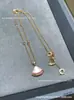 Colar de saia pequena V Jinbaoge com fileira inferior de diamantes, madrepérola branca em formato de leque, banhado a ouro rosa 18K, finamente esculpido por CNC para mulheres