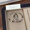 Brincos de argola grossos retrô para outono e inverno com estampa de leopardo colorida, oferecendo um toque de luxo e sofisticação, brincos estilosos e únicos para mulheres