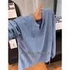 Camiseta masculina de manga comprida, com decote V e design vazado estilo americano, respirável, com textura, perfeita como base casual para o outono, com um estilo simples e relaxado que combina com tudo.