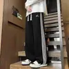 Pantalones deportivos estilo americano de tres rayas para hombre, nueva colección primavera/otoño 2026, pantalones rectos de corte holgado, pantalones largos casuales modernos y versátiles