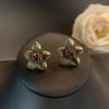 Juego de anillos y aretes de alta gama con diseño de flor de Qingdao con incrustaciones de cobre y circonitas, aretes al por mayor para mujer, joyería antigua de otoño e invierno