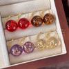 Pendientes de resina con diseño retro de bola grande transparente con lámina de oro ámbar y hebilla para oreja. Pendientes pequeños con diseño de cara suave otoñal.