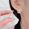 Pendientes de nicho de hierba de la suerte japoneses y coreanos, diseño único, de celebridades de Internet, pendientes clásicos de amor, pequeños y exquisitos, con hebilla de oreja pequeña y fresca.