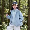 Jaqueta corta-vento com capuz para meninas outono 2026 nova elegante e moderna casual versátil à prova de vento com zíper para crianças mais velhas