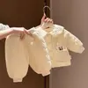 Conjunto de otoño e invierno para niña: un conjunto cálido y acolchado de algodón para bebés y niños pequeños, diseñado para mantenerlos abrigados durante los meses de invierno
