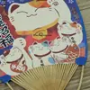 Gato de la Suerte Dibujo Animado Estilo Japonés Artesanía de Bambú Hecho a Mano Abanico de Color Abanico de Plátano