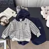Novo conjunto de moletom com capuz forrado em fleece para crianças, conjunto casual esportivo estiloso de moletom e calça de moletom