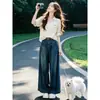 Un Conjunto Muy Elegante: un Conjunto Completo de una Camisa de Manga Corta Moderna y Sencilla Combinada con Jeans de Corte Ajustado, un Conjunto de Dos Piezas de Moda