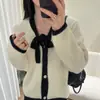 Suéter Cárdigan Suave y Esponjoso Estilo Otoño e Invierno con Pajarita de Color Contrastante para Mujer, Nueva Chaqueta de Punto Holgada Adelgazante para Otoño e Invierno