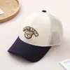 Nueva gorra de béisbol de protección solar para bebé de estilo coreano y japonés con bloques de color de moda, gorra de visera de media malla con oso lindo para niños para verano