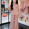Conjunto de Moda para Meninas Primavera e Outono Moletom Calça Longa Conjunto de Duas Peças Novo Conjunto Esportivo Infantil com Zíper Parcial e Gola Alta