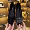 Moda 2025 Primavera y Otoño Zapatos de Mujer Nuevos de Moda Versátiles de Punta Baja Celebridad de Internet Zapatos de Salón Elegantes con Pedrería Francesa de Punta Fina Lujo Ligero