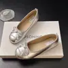 Sapatos Femininos Loafers Prata Retro Francês Solado Macio 2026 Mary Janes Vento Noturno Sapatos Baixos com Laço Dourado Sapatos de Vovó