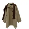 [Clássico e atemporal] Look de outono para blogueira: casaco trench coat retro de manga raglã, com corte amplo e gola longa de abotoamento simples