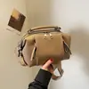 Bolsa de mão plissada retrô elegante para mulheres, nova moda 2026 bolsa com padrão de lichia, bolsa transversal com alça larga
