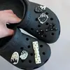 Sapatos de furos KT vermelhos de Ankara com fivela de gato, desenhos animados DIY, laço fofo, cabedal removível, acessórios de flor para sapatos decorativos