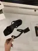 Sandálias únicas de salto grosso com estampa de leopardo, estilo slip-on para mulheres, novo estilo de verão 2025, pequenas sandálias elegantes estilo francês