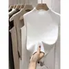Camisa básica feminina de gola alta média para primavera e outono, com um design único e estiloso, adequada para usar em camadas sob um suéter, top de tricô afunilado e ombro a ombro