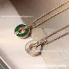 Colar de Moeda de Cobre Redonda V Gold Boge Moeda de Cobre Moeda Cheia de Diamante Concha Branca Escultura Fina CNC Colar de Temperamento para Mulheres Fabricante Atacado