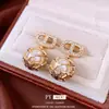 Aretes Redondos Nariz de Cerdo Plateados con Incrustaciones de Circonita y Perla, Aretes de Estilo Retro a la Moda, Aretes de Lujo Ligero y de Gama Alta para Mujer