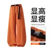Pantalones de pierna ancha, de corte curvo y deconstruidos para hombre, de estilo high-street 2026, con hebilla y cintura elástica, una silueta fluida, diseño de pierna ancha y corte hasta el suelo, creando un look elegante y deportivo