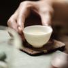 Taza de té pequeña de porcelana blanca Chaoshan Kung Fu Tea porcelana jade grasa de oveja hecha a mano relieve Pino Bambú Ciruelo taza de té juego de té kung fu