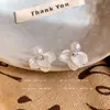 Pendientes de Perla con Flor de Trébol Blanco Crema Franceses para Mujer Diseño de Nicho Pendientes de Alta Gama Nuevos Accesorios 2026