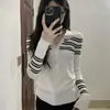 Suéter de punto a rayas blancas y negras con cuello en V y manga larga para mujer, estilo universitario de principios de otoño, elegante y dulce, corte ajustado, adecuado como prenda exterior o como capa base