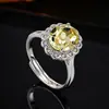 Anel de Cristal Oval com Micro Zircônia Banhado a Ouro para Mulheres, Estilo Socialite de Luxo Leve, Anel Delicado Aberto com Quatro Garras, Venda por Atacado do Fabricante