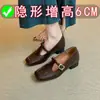Sapatos femininos de couro com salto grosso, novo modelo outono 2026, bico quadrado, sapatos de salto único com aumento interno de altura, sapatos femininos Mary Jane com tira de fivela e corte baixo