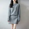 Conjunto de duas peças para mulheres, composto por blusa de tricô de lã de ombro único e saia justa, com design solto e estiloso, para outono e inverno.