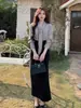 Conjunto de Saia Plissada de Cintura Alta e Blusa de V-Neck com Laço para Amarrar - Look Emagrecedor - Peça Única - Primavera 2025