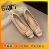 Sapatos Quadrados Femininos de Metal Elegantes e Modernos, de Boca Rasa Versáteis Slip-On Aumentadores de Altura em Couro para o Verão 2025