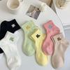 Meias Femininas de Cano Médio Estilo Coreano, Meias Esportivas Finas Anti-Odor para Primavera/Verão, Meias Bordadas com Letras Tendência Estilo Ins College