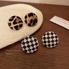 Brincos Redondos Únicos de Couro com Padrão Xadrez Preto e Branco Design de Nicho Feminino Estilo Frio Brincos com Pino de Prata Esterlina