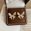Pendientes de botón de mariposa 3D coloridos de esmalte inspirados en el diseño para mujer, dulces y geniales, elegantes y modernos, pendientes elegantes para el día a día