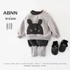 Conjunto de sudadera casual de invierno para niñas, con diseño de caricatura, top de manga larga con forro polar y pantalón de chándal grueso y cómodo.. 65389