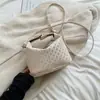 Bolso de moda tejido popular de este año 2024 principios de otoño nuevo diseño de nicho todo lo combina bandolera de hombro ins
