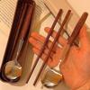 Palillos y Cucharas de Madera Cilíndricos con Mango de Madera Color Azúcar para Alitas de Pollo para Estudiantes y Trabajadores de Oficina para Llevar su Propio Vajilla Portátil de Tres Piezas al Salir