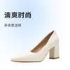 Scarpins de salto alto off-white de duas camadas revestidos em couro para mulheres, estilo novo, versáteis para trabalho, entrevistas e ambientes profissionais, com bico fino e salto grosso.