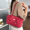 Bolsa Grande de Textura Retrô Feminina 2026 Outono Nova Cor Blocada para o Trabalho Ombro Único Mão com Pingente Bolsa Tote