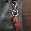 Colgante de fresa exquisito, llavero de fruta lindo, charm de bolsa de fresa 3D rojo, accesorio de bolso de alta calidad