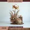 Escena de decoración de escaparate de tienda de ropa con flores de otoño, juncos, hierba y flores secas para una transmisión en vivo con temática femenina