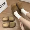 Chinelos confortáveis de sola grossa, que aumentam a altura, para mulheres, novo estilo retrô 2026, design slip-on, couro camurça, sapatos de plataforma outono