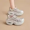 Sapatos de Malha Femininos com Solado Grosso para Aumentar a Altura, Sapatos Esportivos Casuais Femininos, Sandálias de Dedo Fechado, Sapatos Pai Finos Vazados Respiráveis de Verão 2025