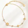 Pulsera de Acero de Titanio con Incrustaciones de Diamante Floral Lucky Hollow para Mujer, Pulsera de Diseño de Nicho, Joyería para Mejor Amiga Estilo Mori