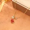 Colar com Pingente Dupla Face em Casca de Cabaça Vermelha Estilo Francês de Luxo Leve, Corrente para Clavícula Dupla Face em Forma de Coração Exquisita de Alta Moda