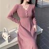 Vestido de punto de color sólido con temperamento simple nuevo de otoño e invierno, falda de suéter con cuello en V y base adelgazante de cintura de moda